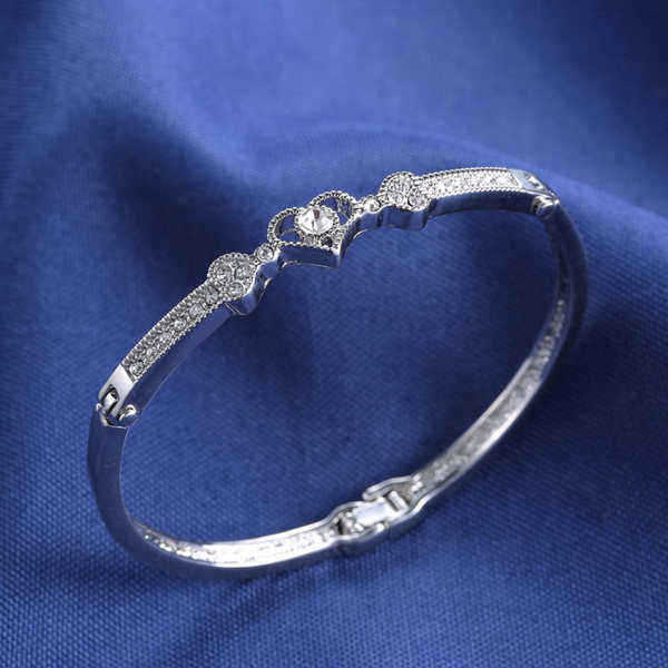 Elegant-Silver-Rhinestone-Crystal-Heart-Shaped-Bracelet-Bangle-For-Women-986242