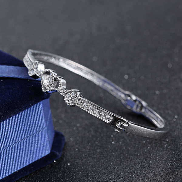 Elegant-Silver-Rhinestone-Crystal-Heart-Shaped-Bracelet-Bangle-For-Women-986242