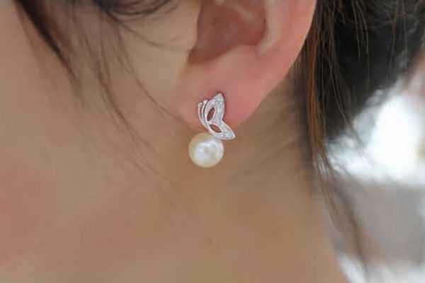 Lovely-Silver-Pearl-Butterfly-Ear-Stud-Earrings-For-Women-968628