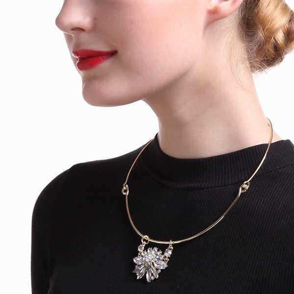 Trendy-Balancing-Style-Dangle-Crystal-Flower-Delicate-Pandent-Rhinestone-Gold-Necklace-for-Women-1083202